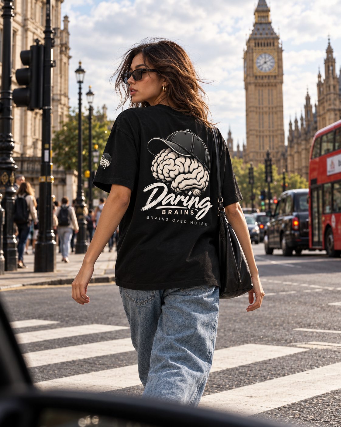 Chica de espaldas con camiseta negra oversize Daring Brains y vaqueros claros