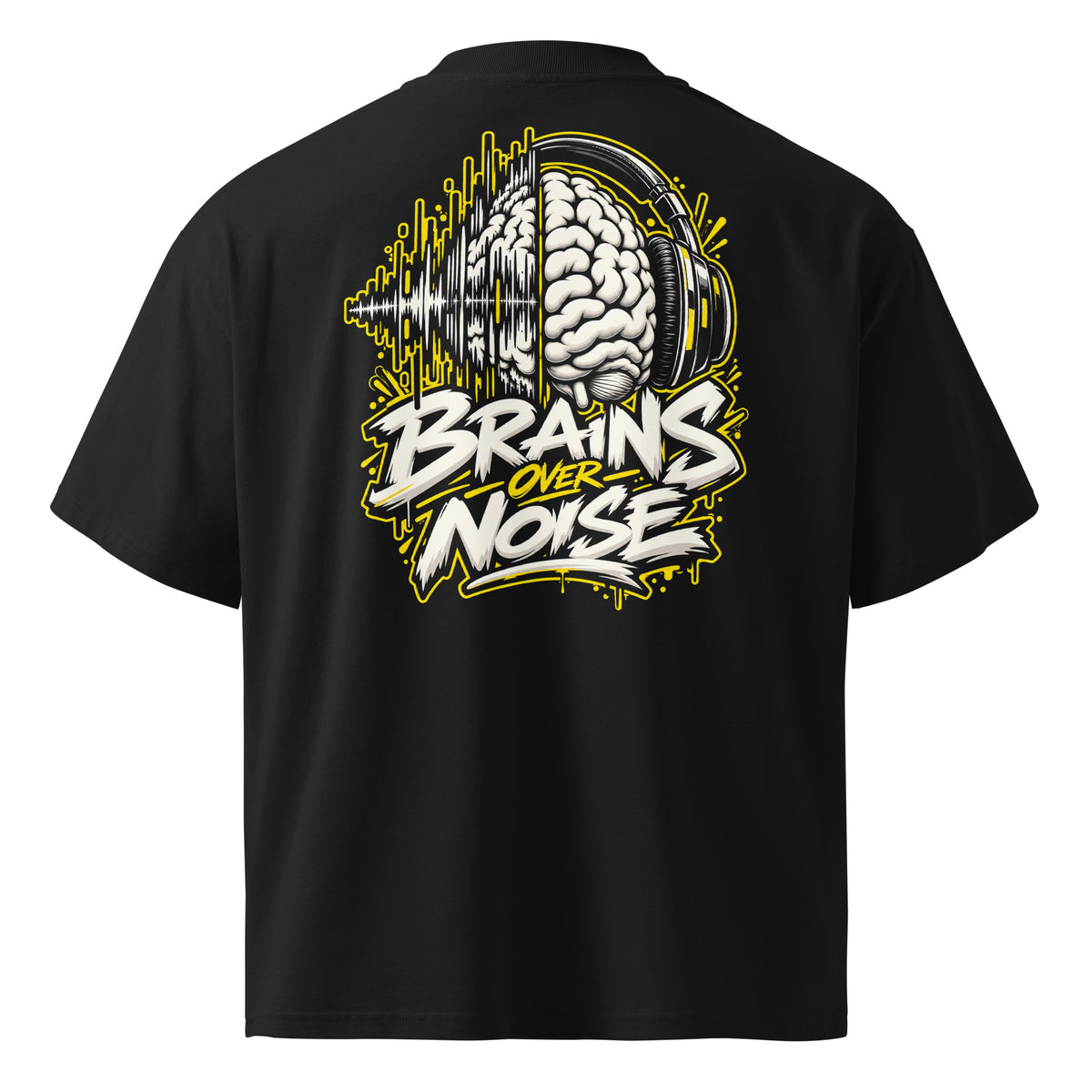 Brains Over Noise Back Tee negra de Daring Brains, diseño en la espalda