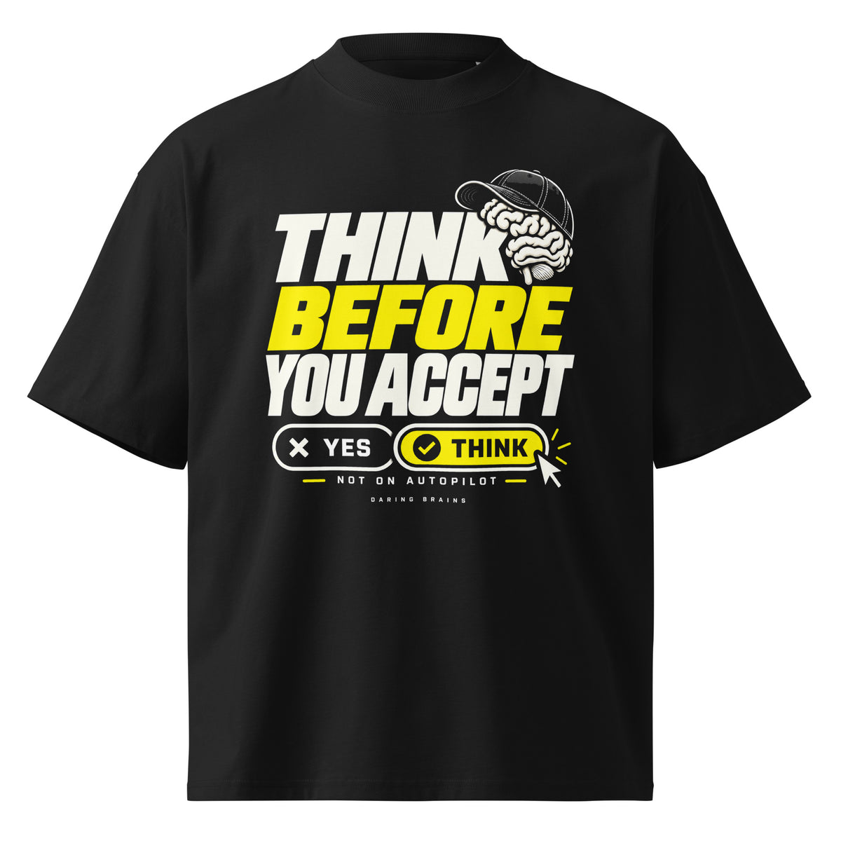 Think Before You Accept Tee negra de Daring Brains, mockup del producto