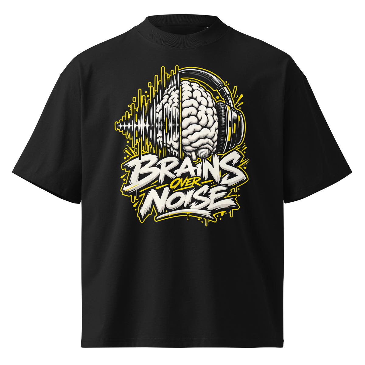 Brains Over Noise Tee negra de Daring Brains, diseño delante