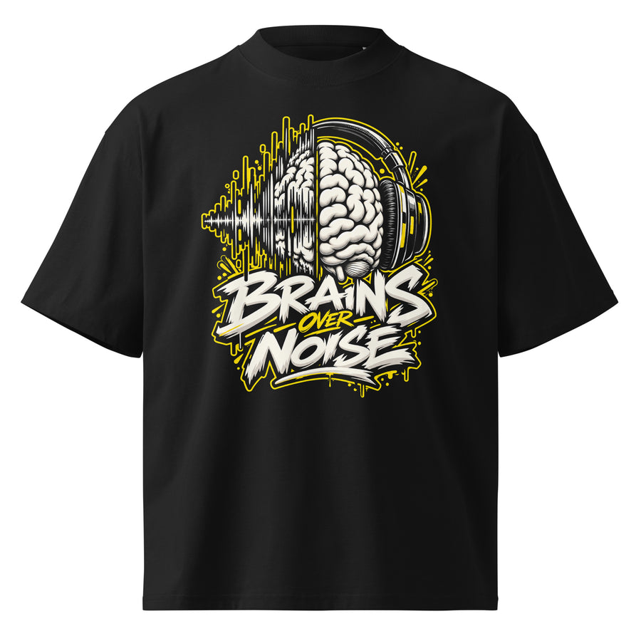 Brains Over Noise Tee negra de Daring Brains, diseño delante