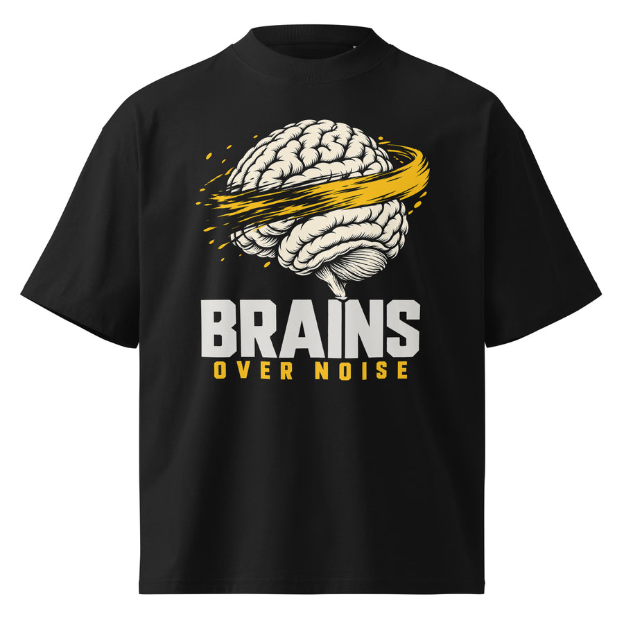 Brains Over Noise Block Tee negra de Daring Brains, diseño delante