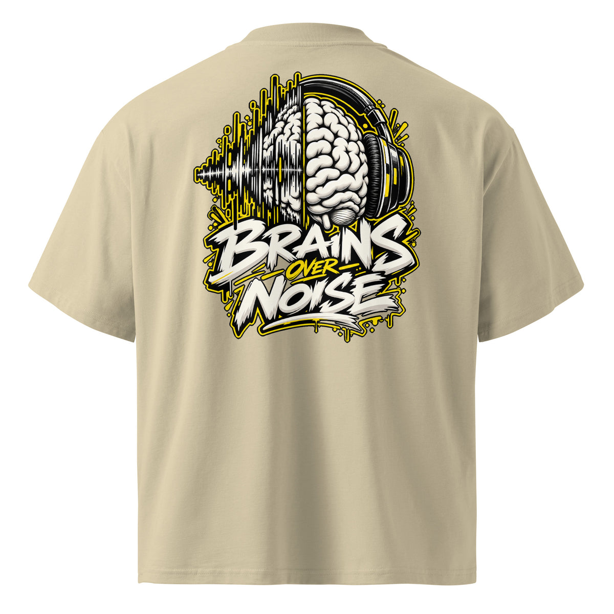 Brains Over Noise Back Tee crema de Daring Brains, diseño en la espalda