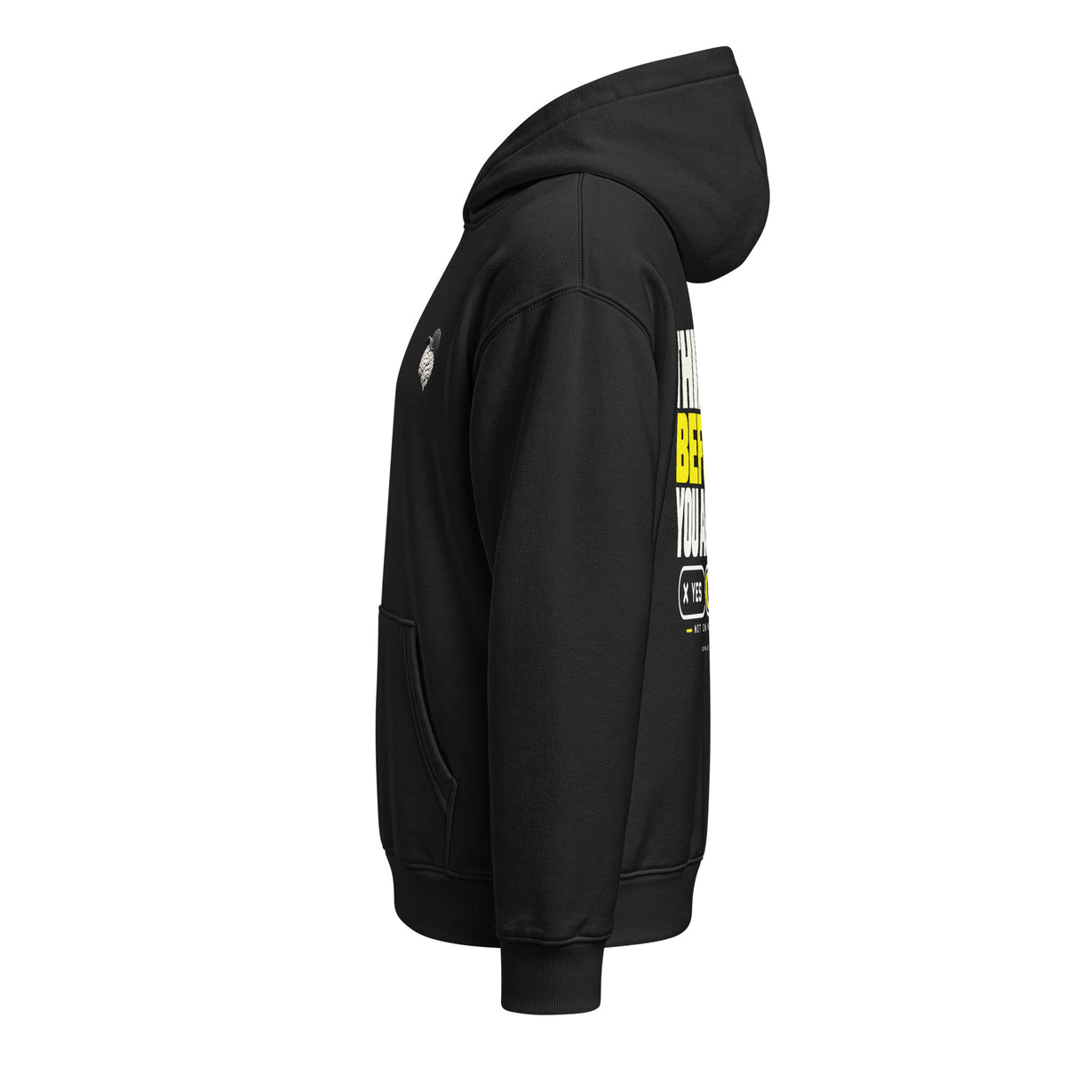Think Before You Accept Hoodie negra de Daring Brains, mockup del producto